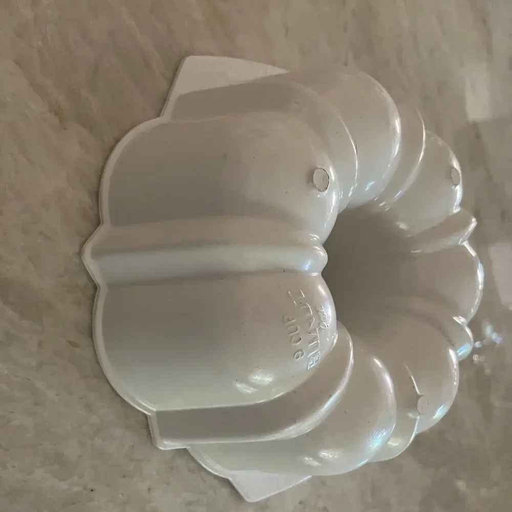 Nordic Ware aluminum Bundt Pan 9” white